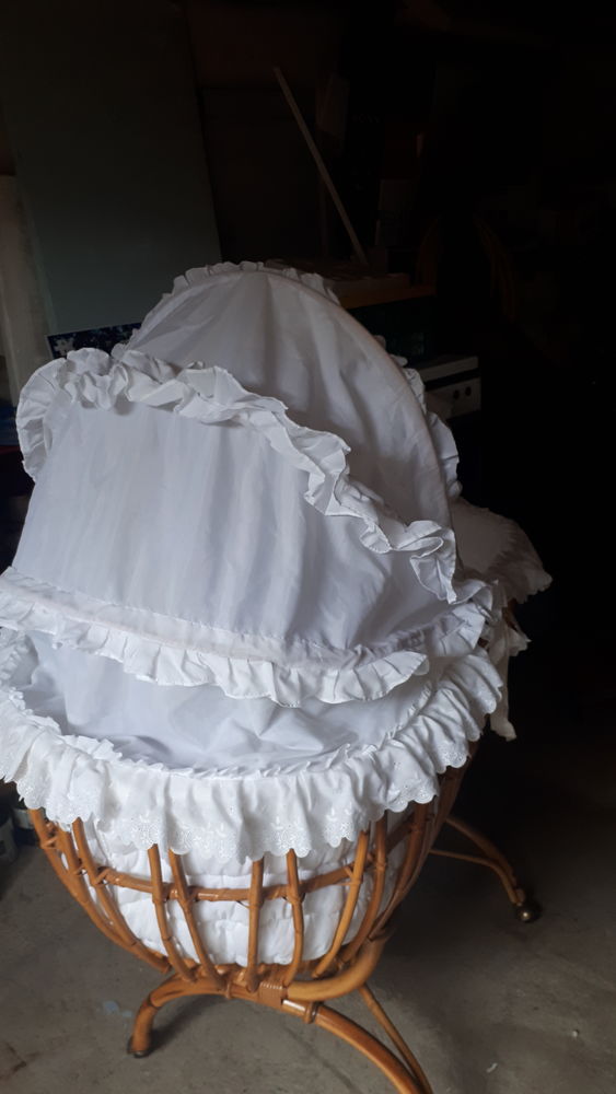 Berceau en rotin  avec contour en dentelle blanche . 80 Castres (81)