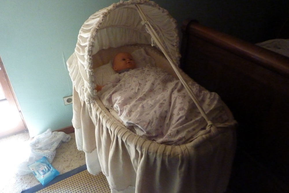 berceau en tr�s bon �tat recouvert en toile de lin �cru.   80 Fareins (01)