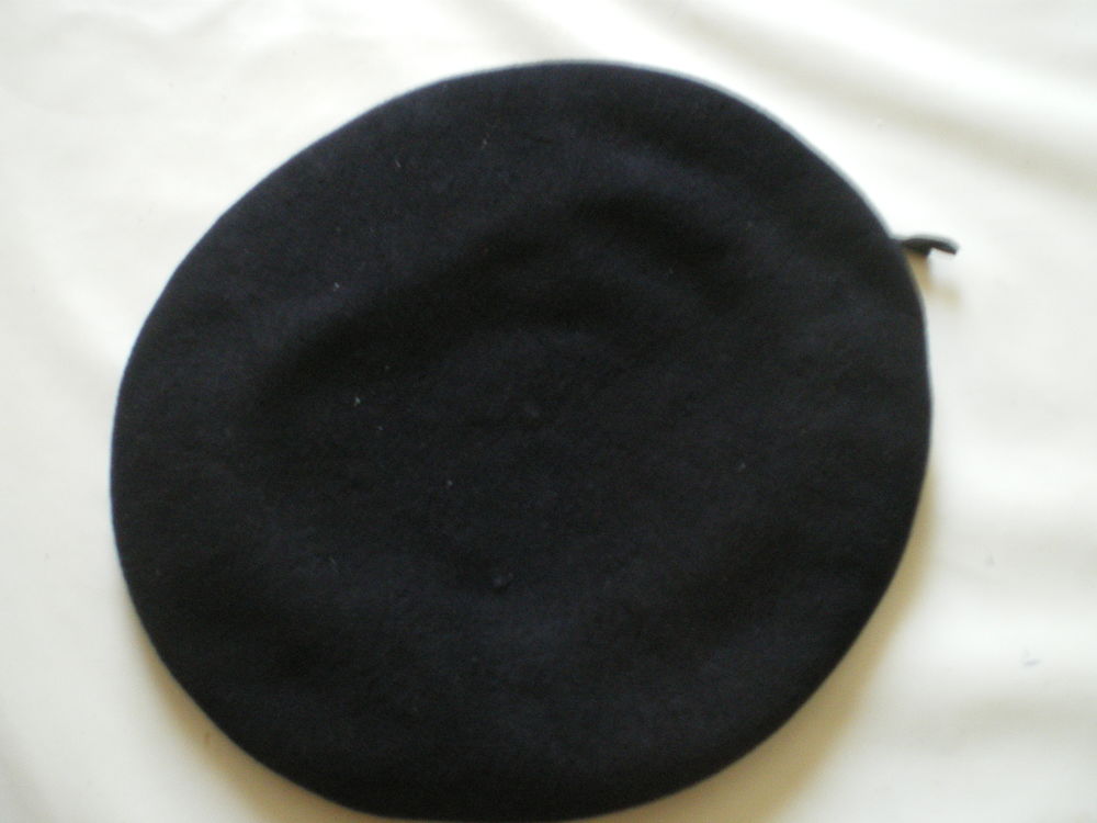 B�ret en drap bleu avec son insigne. 35 Caen (14)