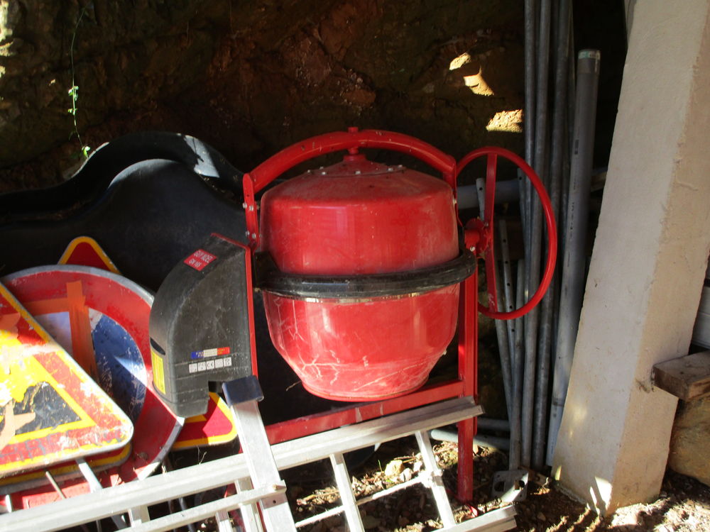 b�tonni�re �tat neuf 350 Saint-Jean-du-Pin (30)