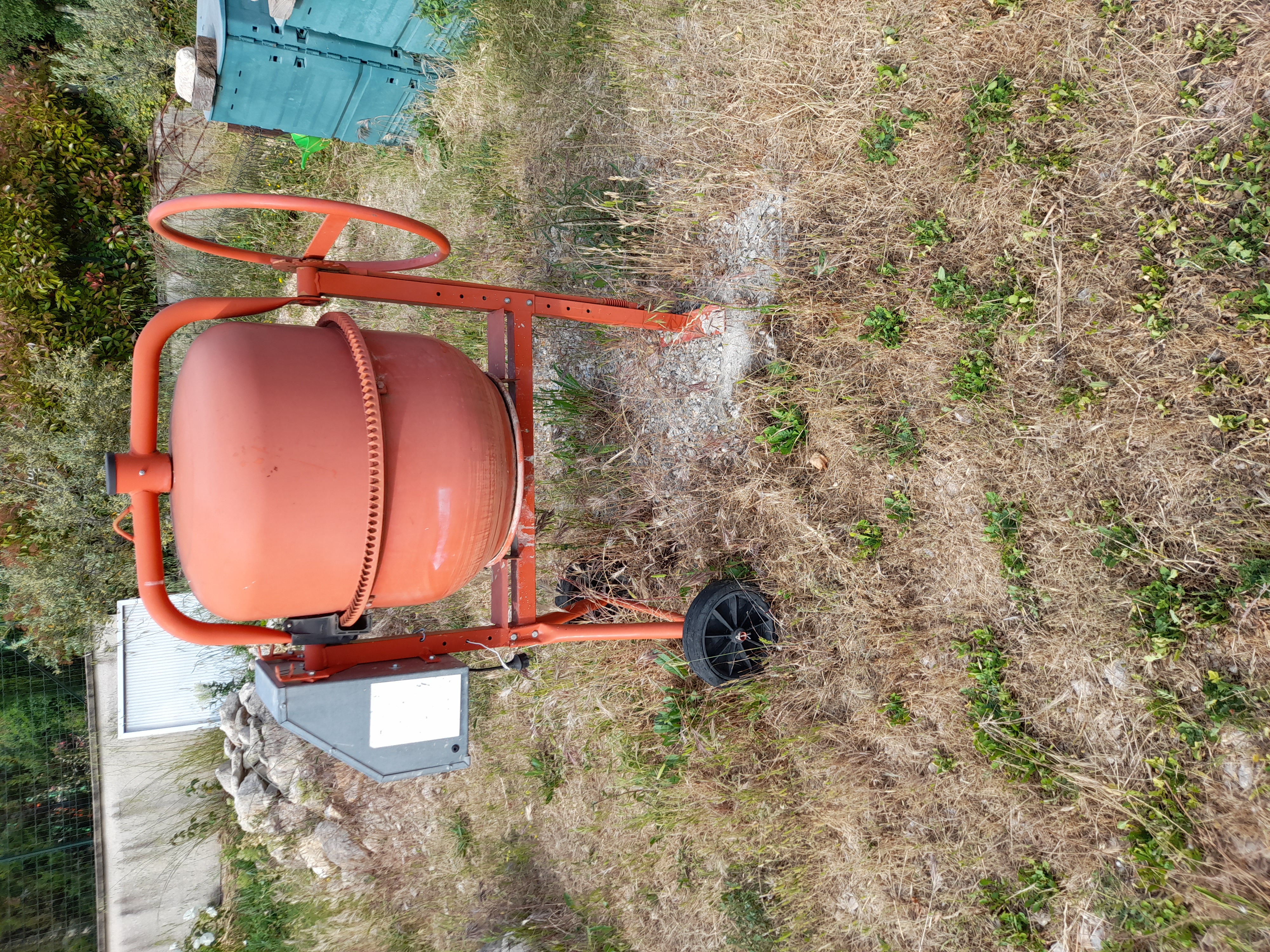 B�tonni�re 170 Litres, �lectrique en bon �tat, cuve propre 250 Montsalier (04)