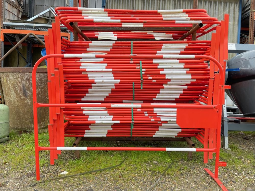  BETONNIERES- BARRIERES-CLOTURE - Tres gros lot de destockage DIVERS materiels batiment- 17 Saint-Porquier (82)