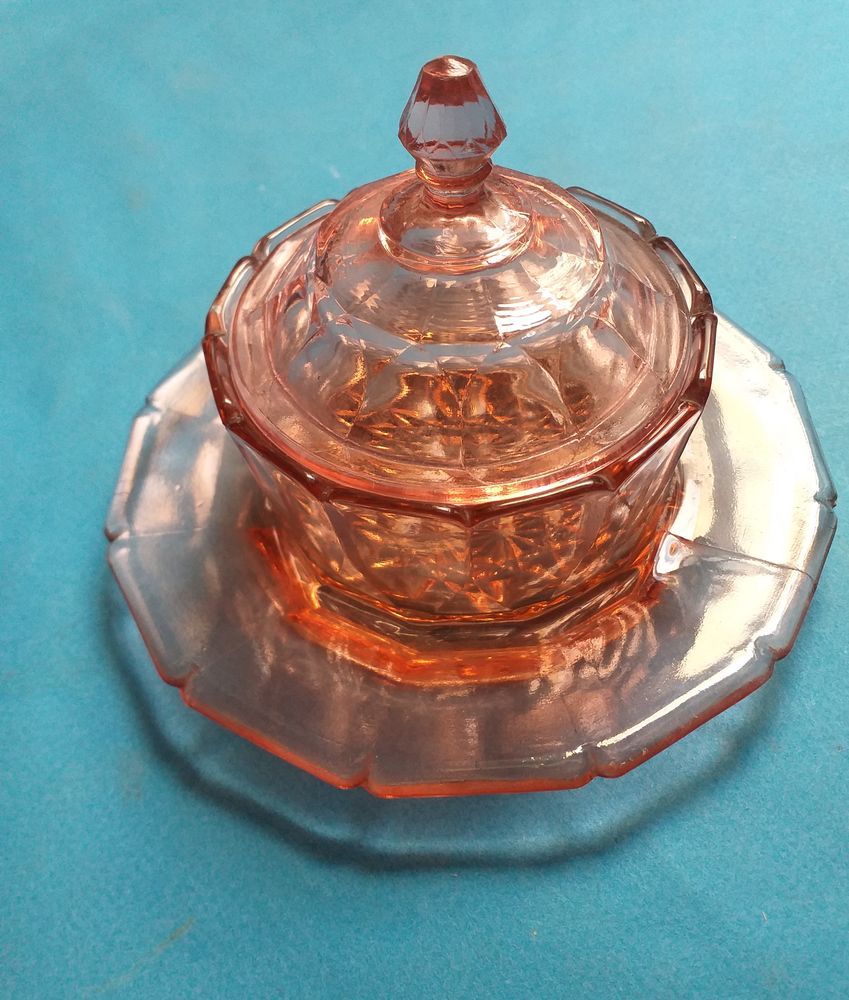 BEURRIER ou SUCRIER avec soucoupe int�gr�e en verre de couleur rose 15 Montauban (82)