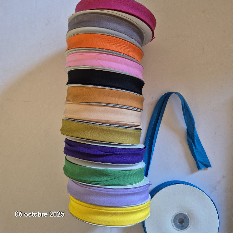 Lot de 13 x 25 m m de biais de couleurs diff�rentes, 2 cm de 55 Saumur (49)