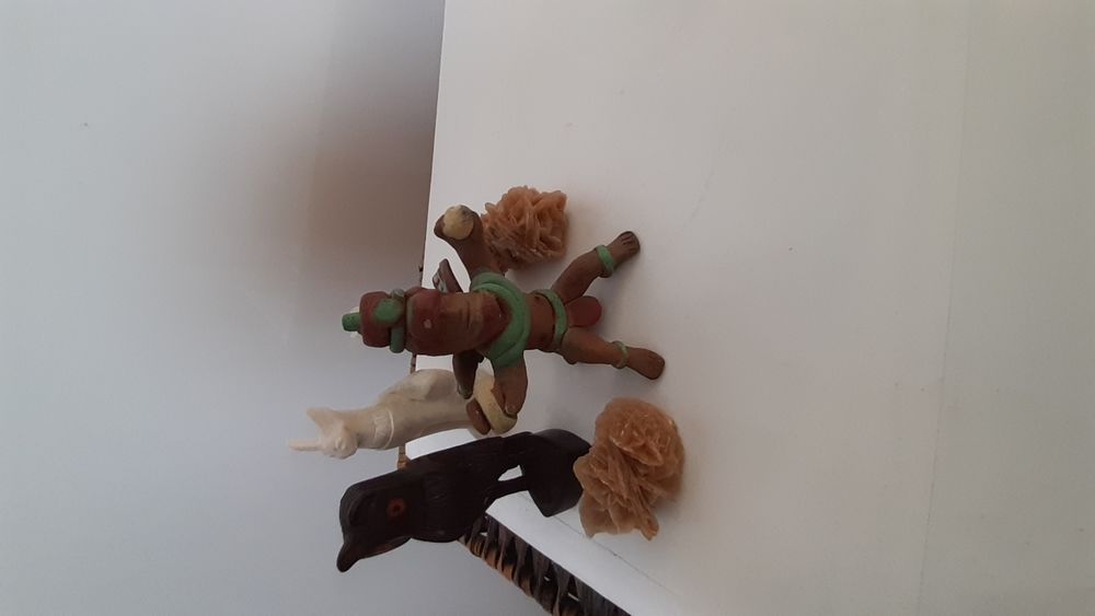 lot de bibelots : 2 statues �gyptiennes en marbres blanc 
Le personnage en terre est une flotte,  1hibou en bois et des pierres de sable 15 �zanville (95)