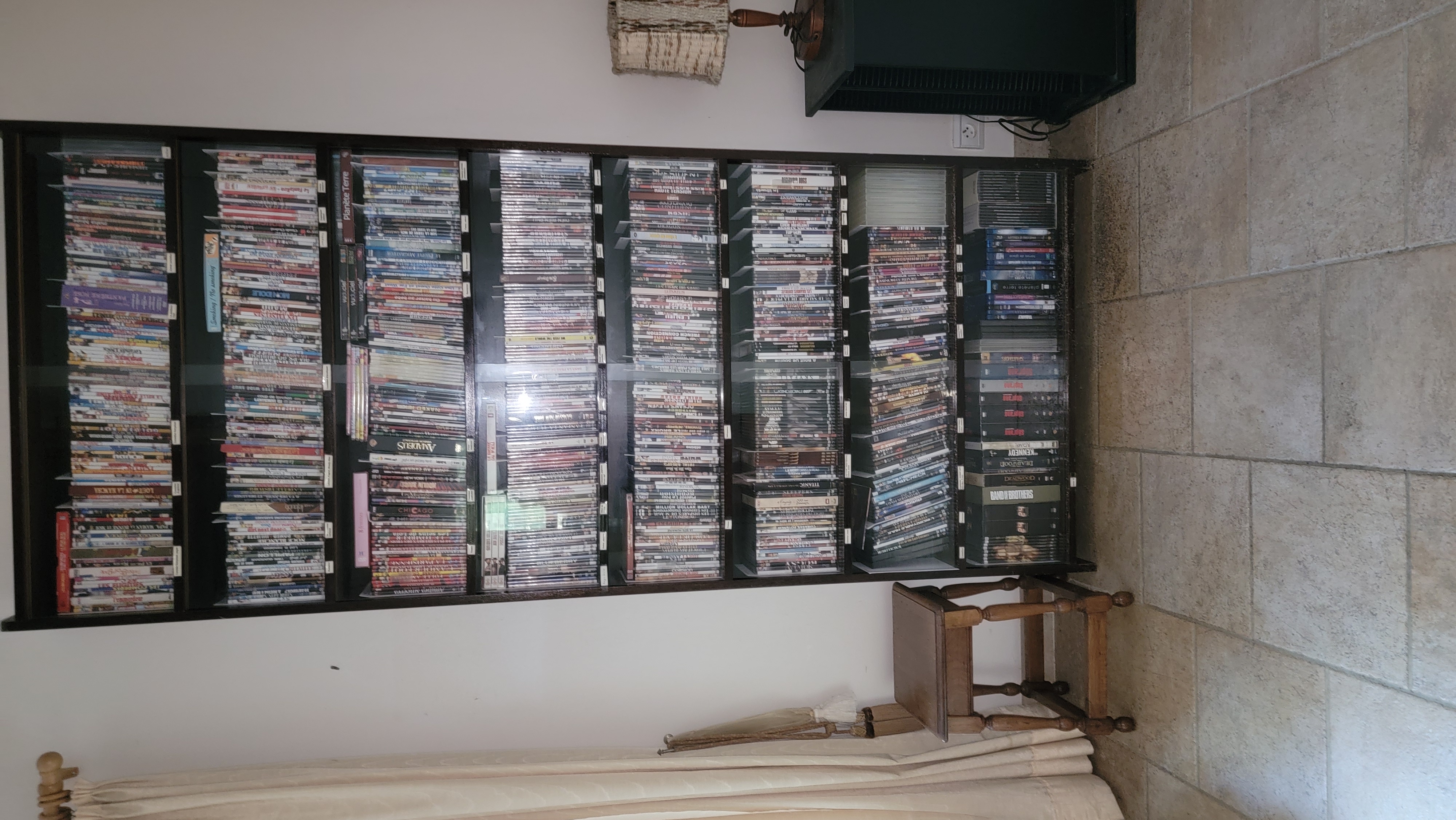 Biblioth�que destin�e aux DVDs et Blue-Rays + 800 dvds 150 Contes (06)