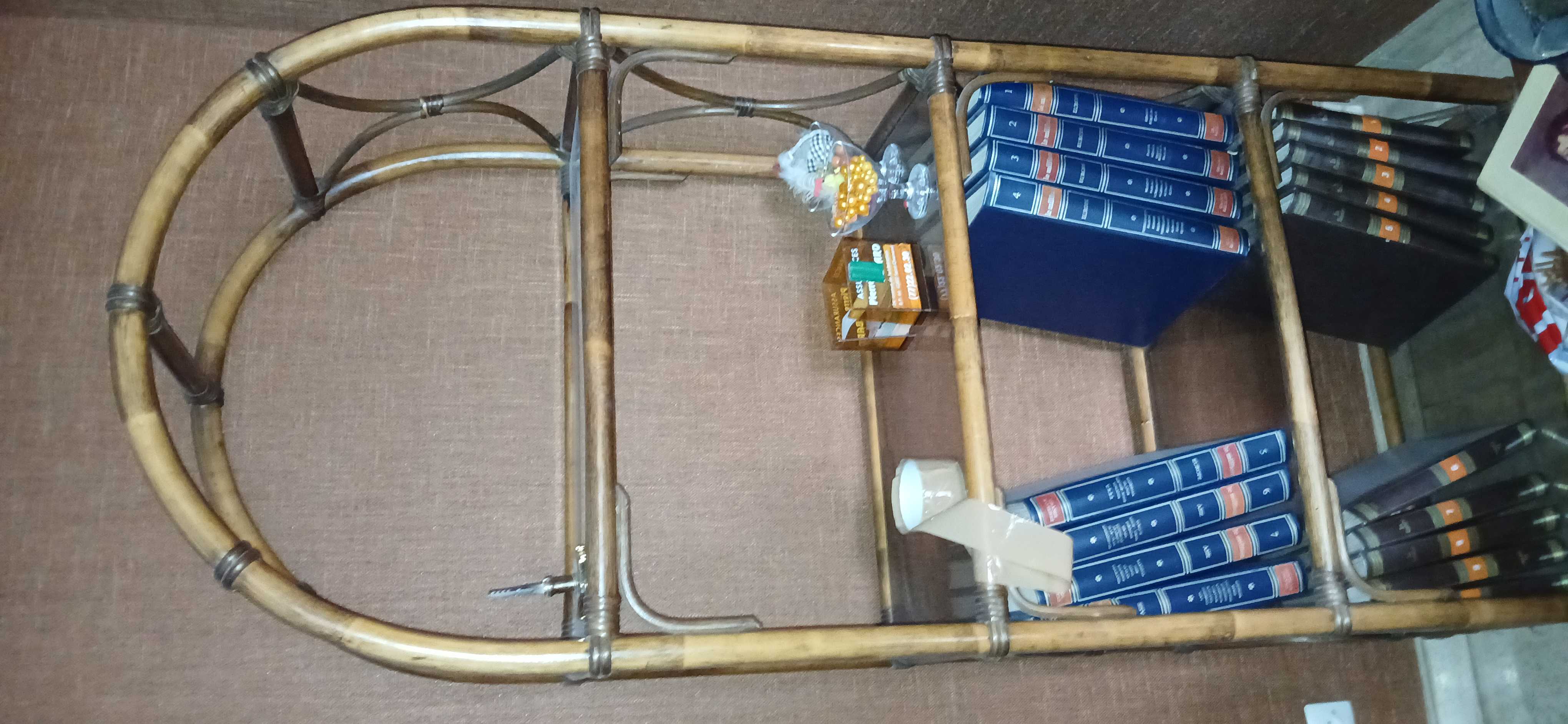 Biblioth�que en rotin fonc�. Tr�s bon �tat. 50 Saint-�tienne (42)