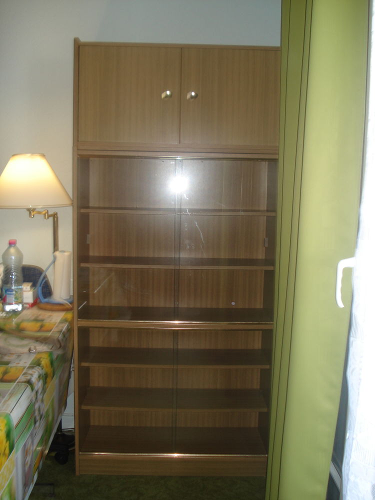 une biblioth�que s�par�e en deux sur la hauteur � 50� 0 Marly-le-Roi (78)