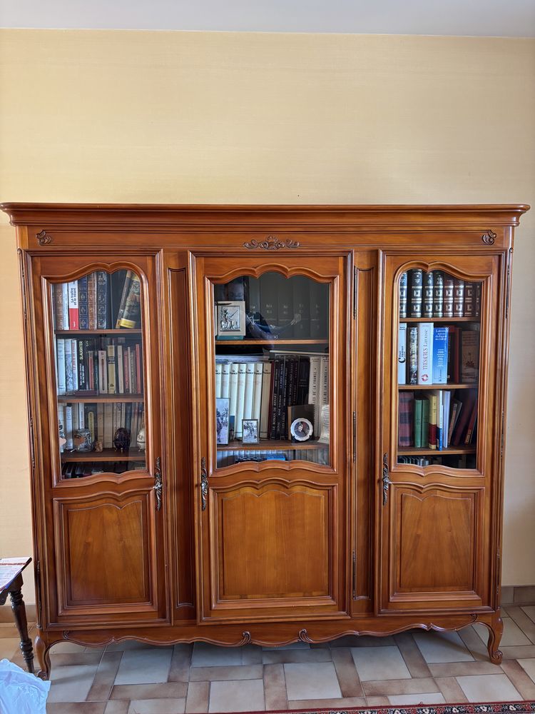 Biblioth�que vitr�e en merisier  3 portes  Style Louis XV
350 Bonchamp-l�s-Laval (53)