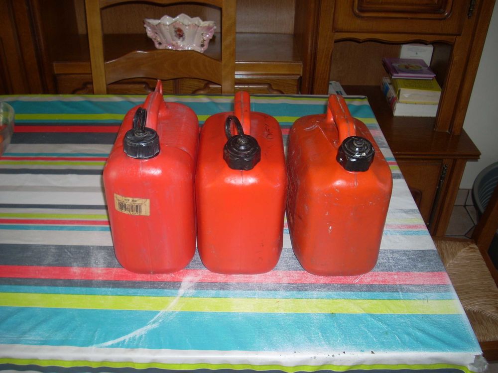 bidon essence 5 litres rouges 3 Herblay (95)