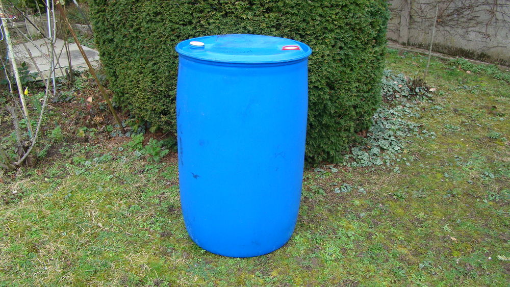 F�t / bidon plastique 220 litres 
20 Gargenville (78)