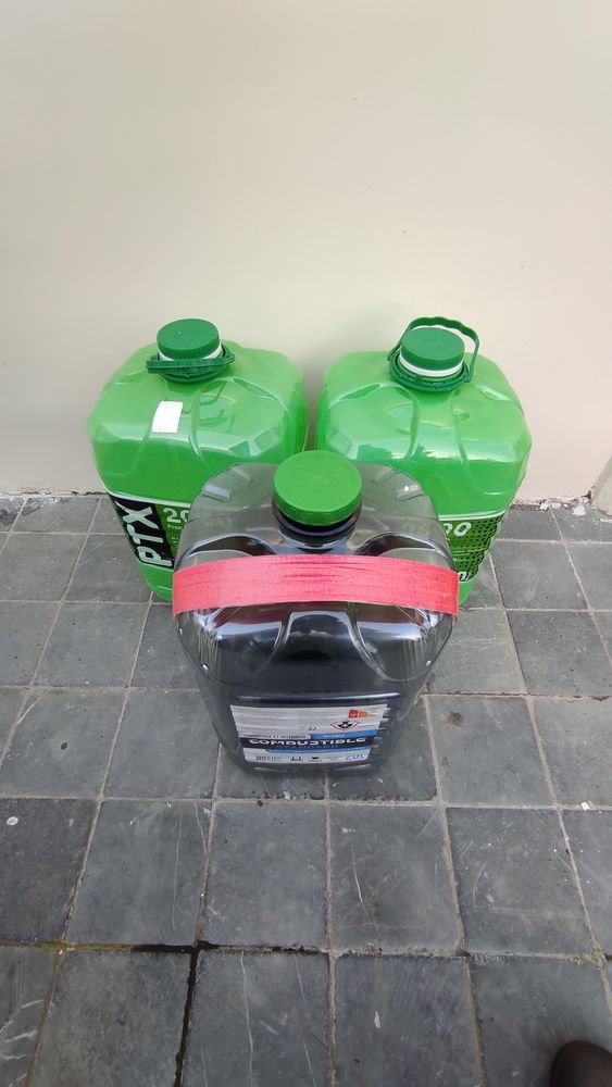 3 bidons de p�trole vide 2 euros par bidon 2 Wasquehal (59)