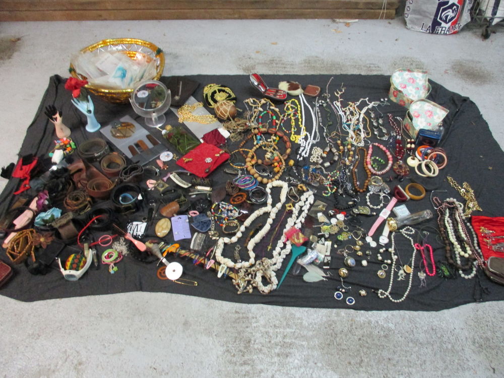 lot de bijoux fantaisie pas d or environ 200 articles 60 Thiais (94)