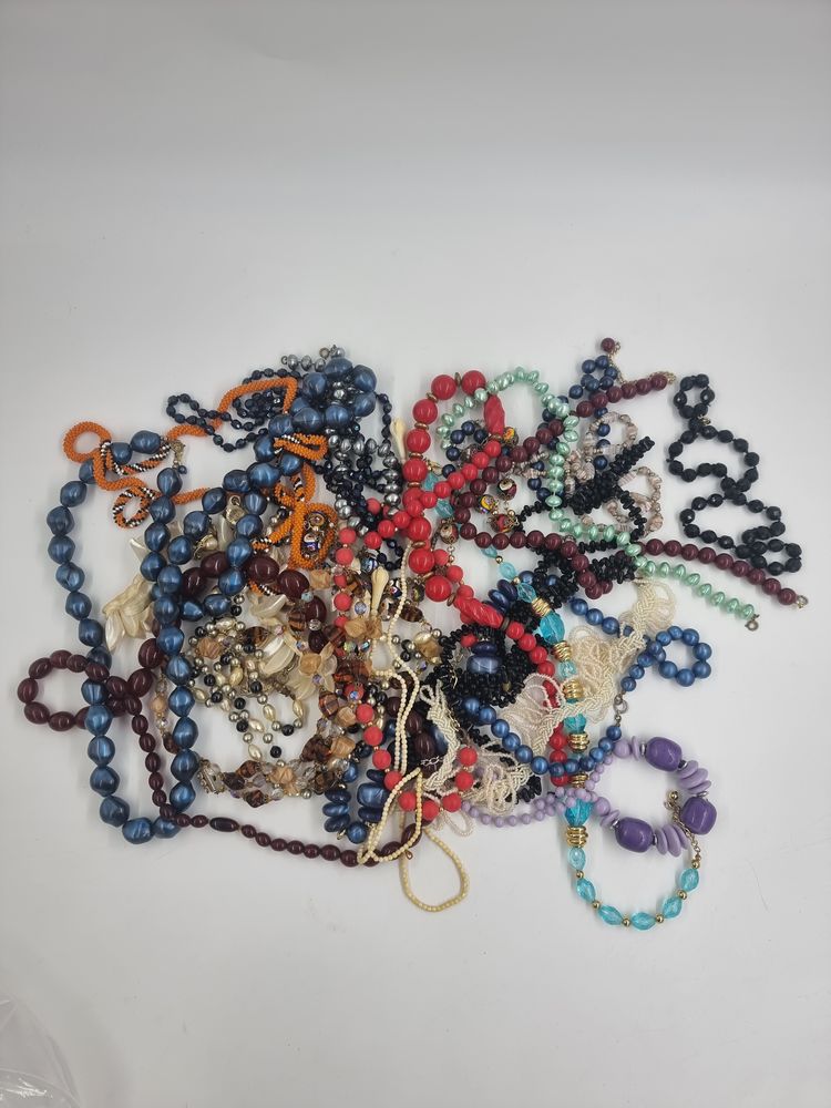 Lot de bijoux fantaisies de colliers de perles 3 Vulbens (74)