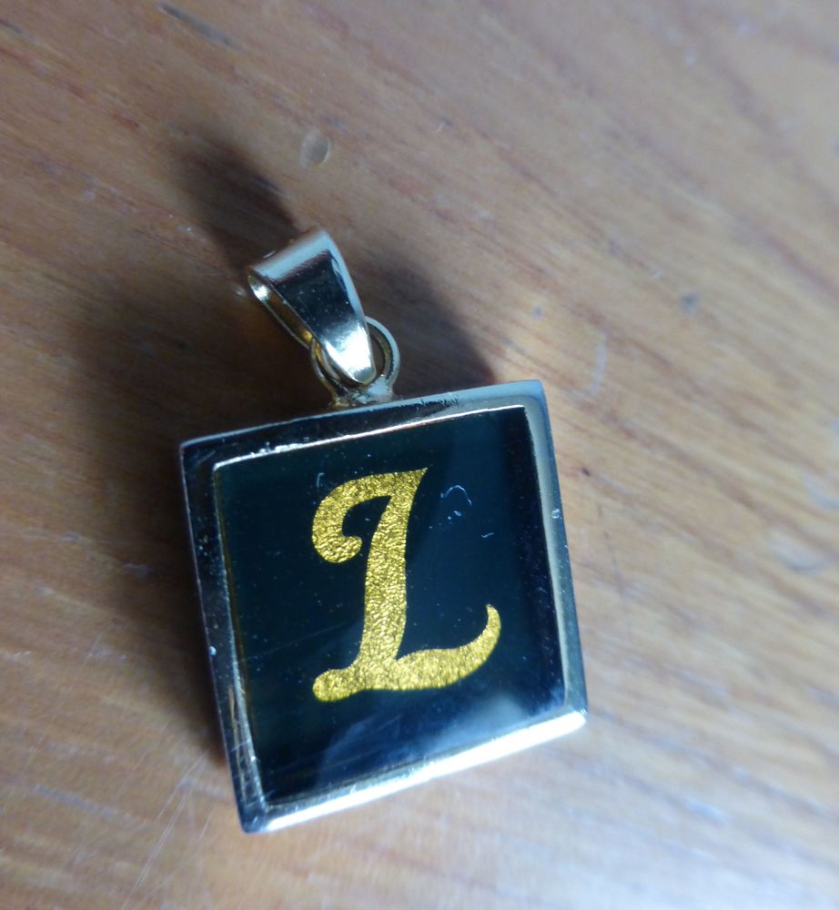 bijoux PENDENTIFS / MEDAILLES fantaisies/religieux 1 Doussard (74)