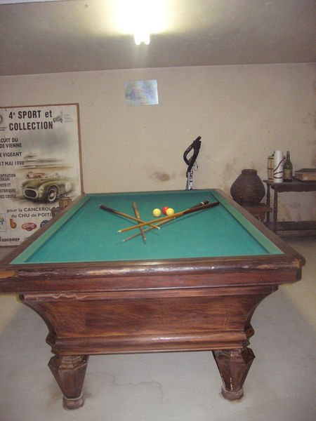 BILLARD  FRANCAIS + QUEUS + BOULIER 250 Sauz�-Vaussais (79)
