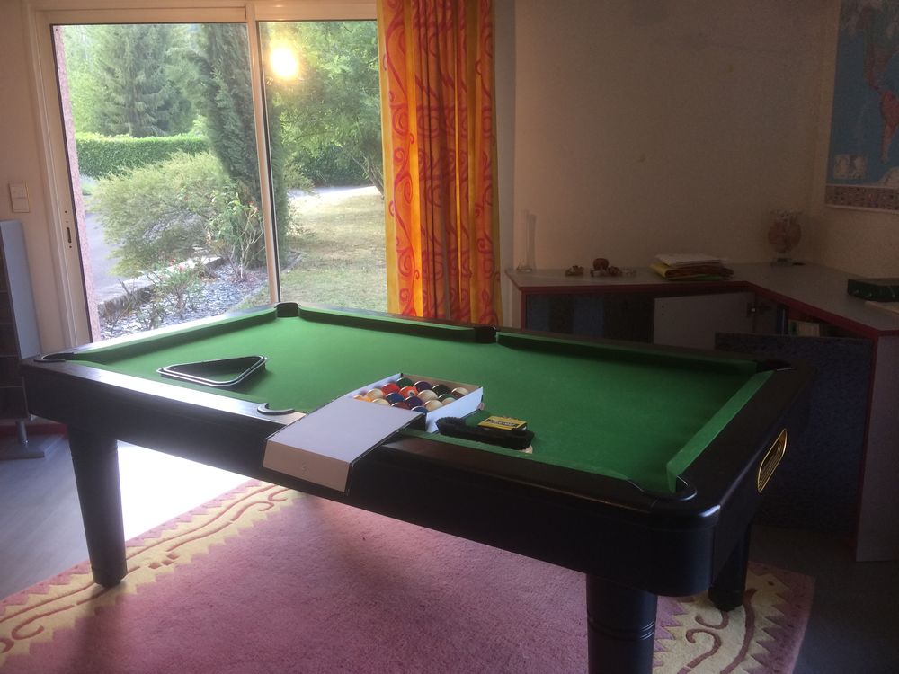 Billard type New Look pieds carr�s noir peu servi bon �tat 1450 Volvic (63)