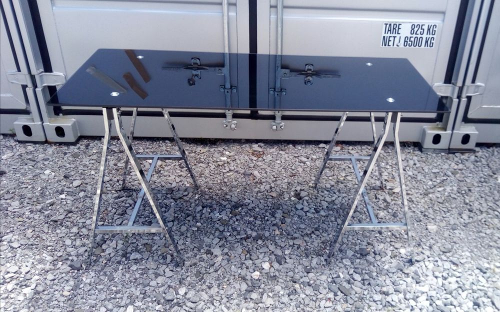 Bireau aux  pieds chrom�s et plateau en verre. 40 Saint-Paul-l�s-Dax (40)