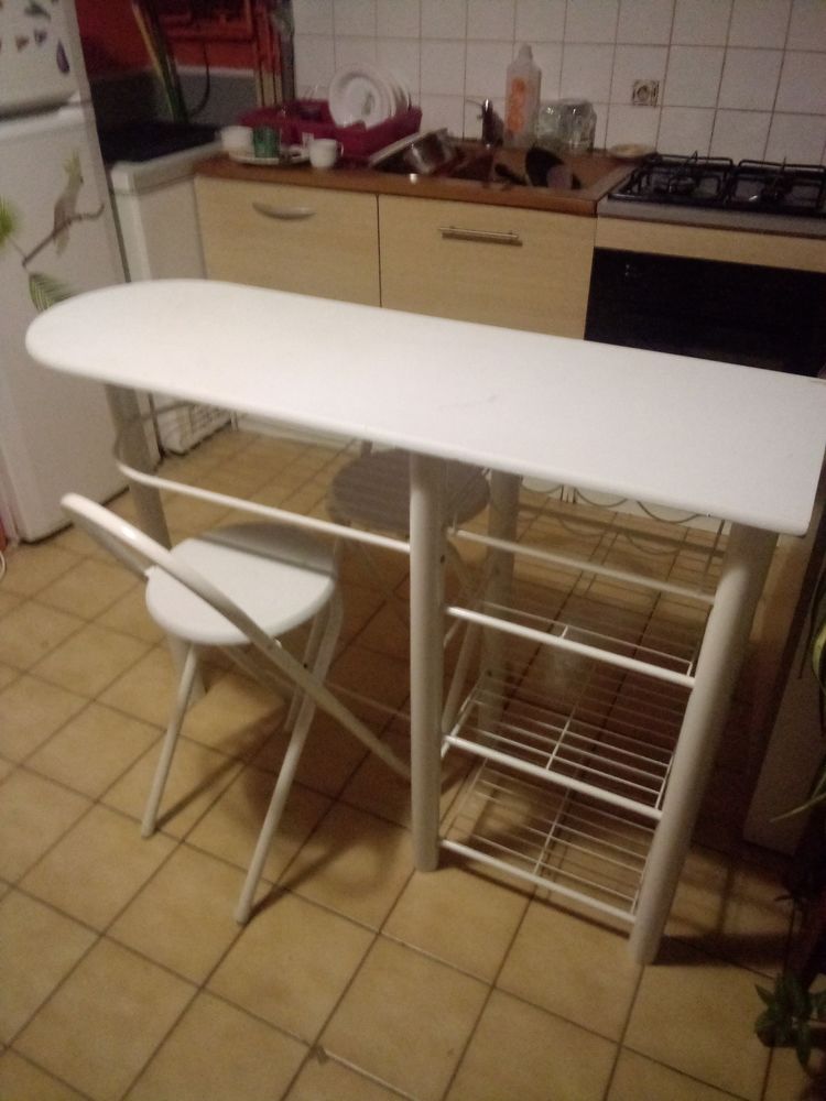Bar blanc avec 2 tabourets 40 Ch�teau-Gontier (53)