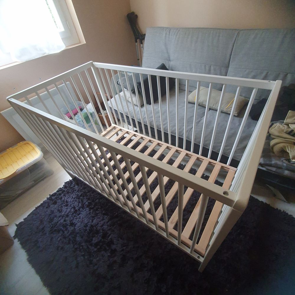 Lit blanc bois � barreaux enfants. 25 Saint-Germain (86)