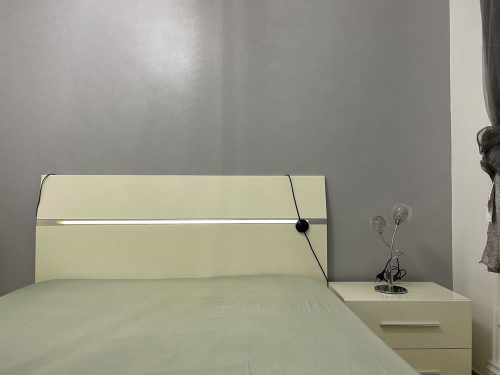 Lit blanc en bois laqu� (tout compris cadre, sommier, matelas, table basse si souhaitais) 600 Nice (06)