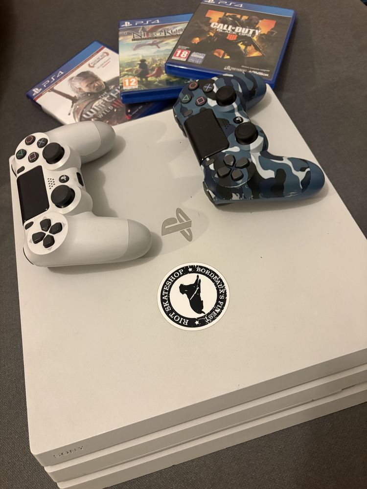 PS4 Pro Blanche + 2 manettes + 3 jeux �  C�bles d'origine 149 Libourne (33)