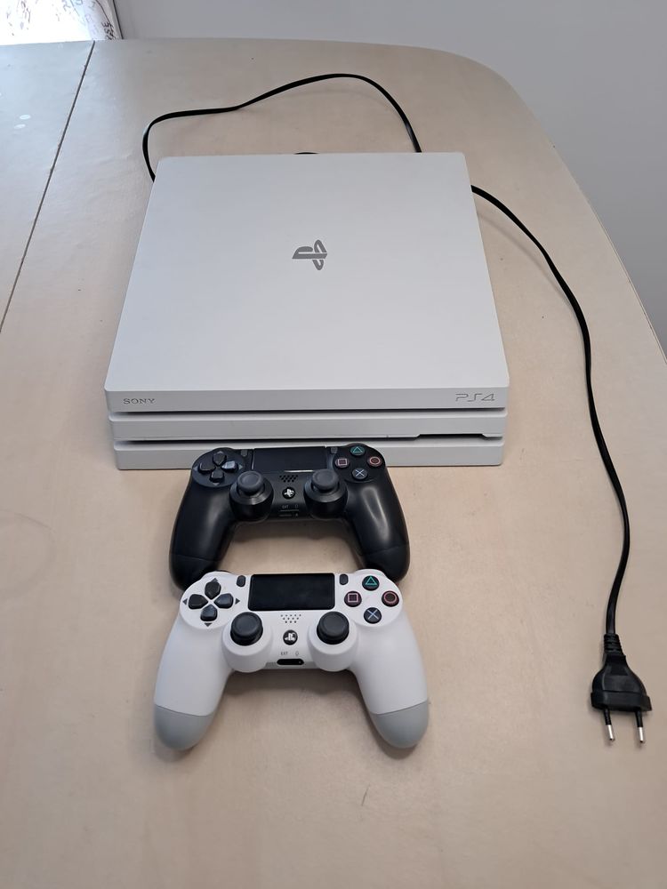 ? PS4 Pro 1 To Blanche ? 2 Manettes Sony ? Silencieuse 180 Cagnes-sur-Mer (06)