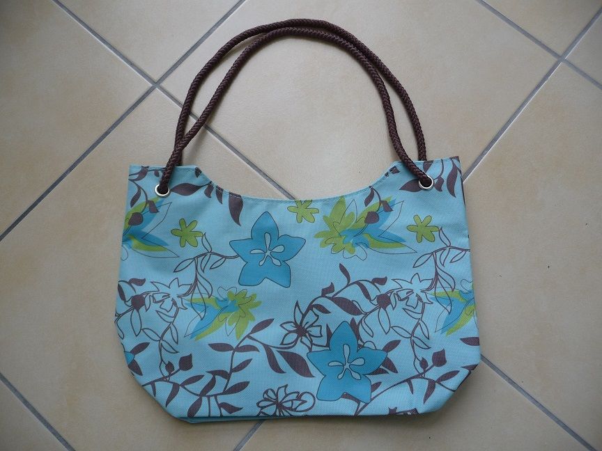 Sac bleu avec fleurs - N E U F 5 Celles-sur-Belle (79)