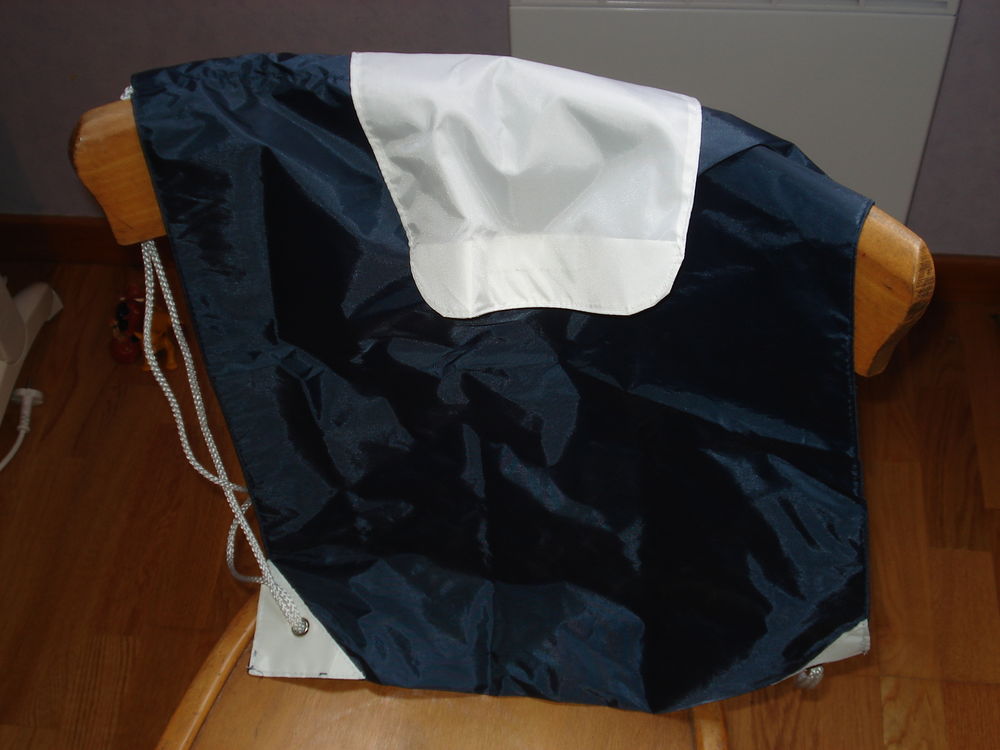 sac bleu marine et blanc en tissus avec cordeli�re c�t� neuf 0 M�rignies (59)