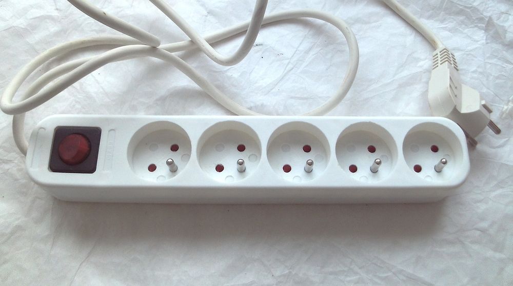 Bloc multiprise (5) interrupteur c�ble 1,5 m, tr�s bon �tat 8 Villeurbanne (69)