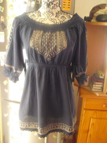 BLOUSE bleu marine fon��,broderies blanches,dentelles NEUVE
8 Lyon 5 (69)