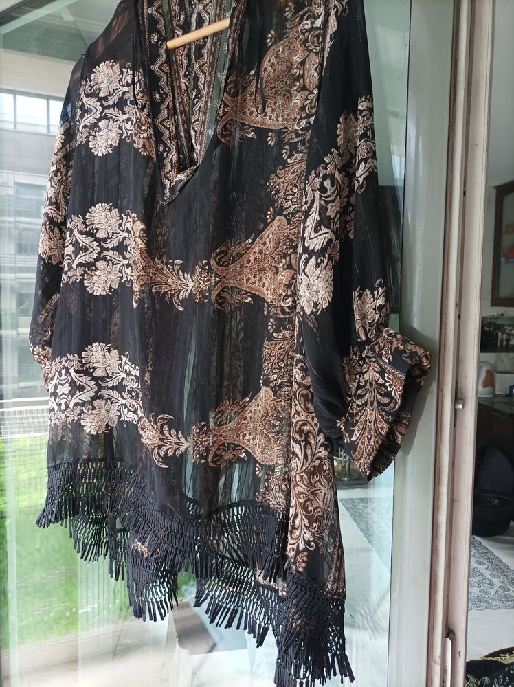 Blouse noire et or � frange. 8 Levallois-Perret (92)
