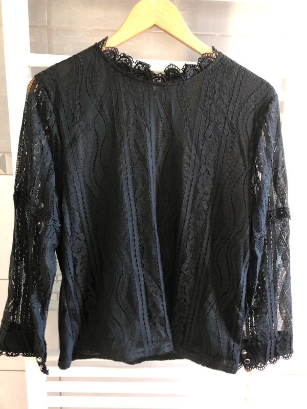 Blouse noire taille S en parfait �tat � 6 euros 6 Montr�al (32)