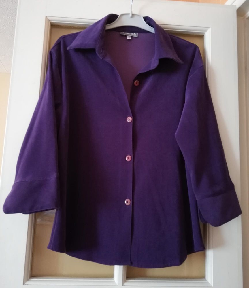 Blouse violette femme. 8 Asni�res-sur-Seine (92)