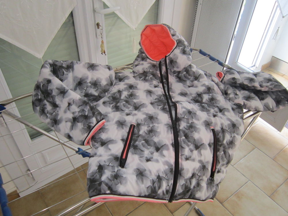 Un blouson avec capuche 30 Brignais (69)