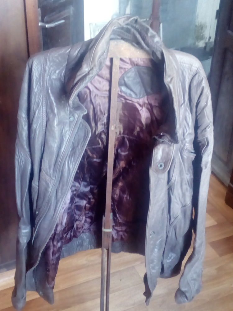 Blouson aviateur en cuir couleur marron.
300 Martinique (97)