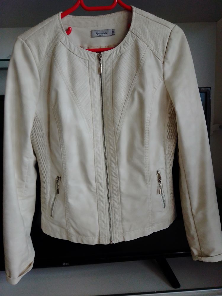 Blouson blanc cass� en polyester, ( belle imitation peau ), 15 Saint-Rapha�l (83)