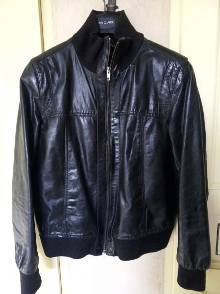 Blouson en croute de cuir noir, 60 Six-Fours-les-Plages (83)