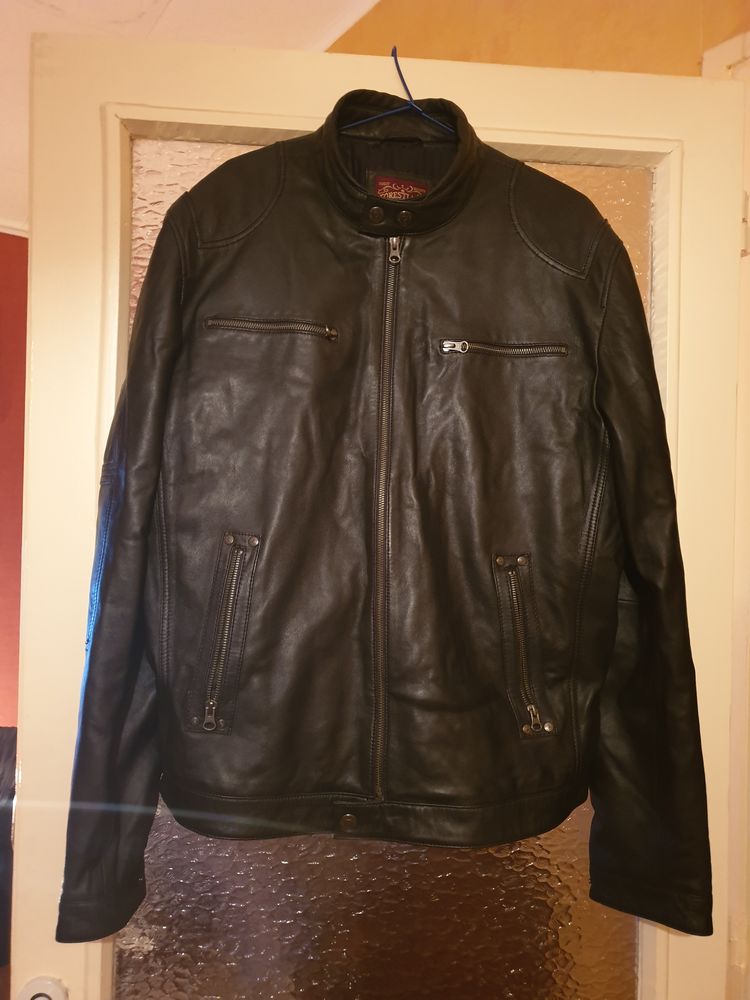 Blouson cuir 
Noir 
Zip
4 poches devant 
3 poches interieur 0 Montlu�on (03)