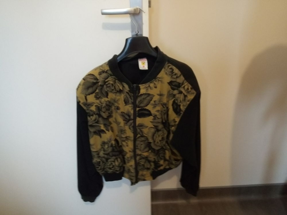 BLOUSON FLEURI 
15 Ch�teaubourg (35)