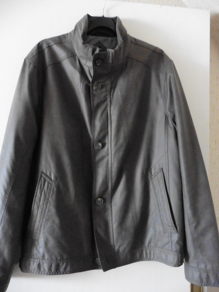 Blouson homme en micro peau cuir couleur gris
marque jupiter 30 Estr�es-Saint-Denis (60)