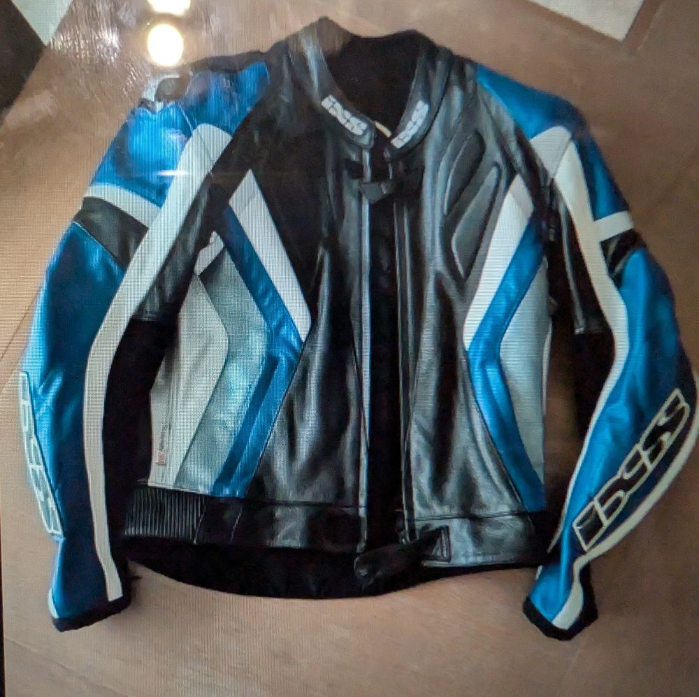 Blouson moto cuir avec protections marque IXS 100 Fleury-les-Aubrais (45)