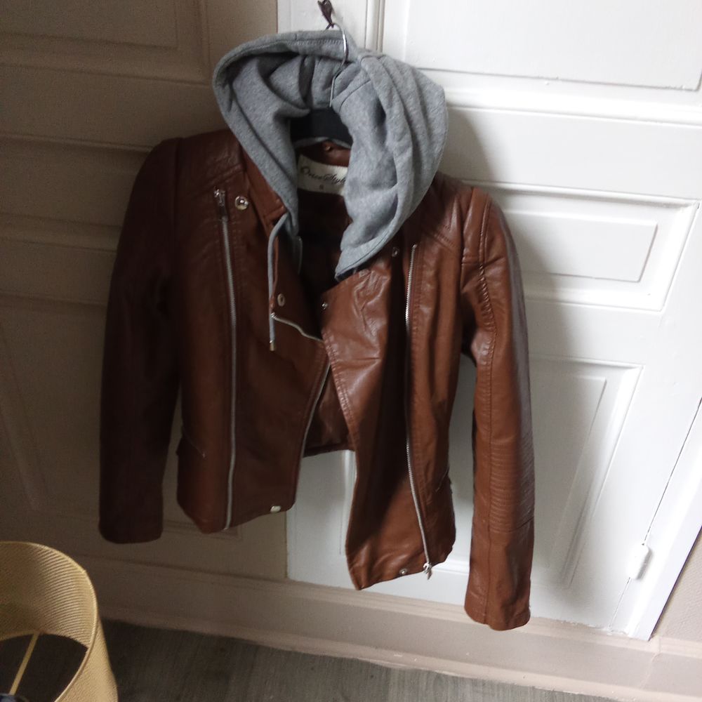 Blouson neuf jamais port� taille S couleur marron 30 P�ronne (80)