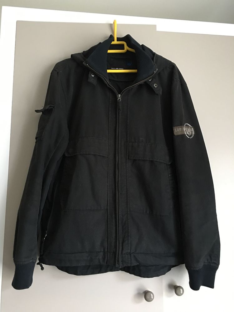 Blouson noir avec capuche marque Duck & Cover. 39 Pau (64)