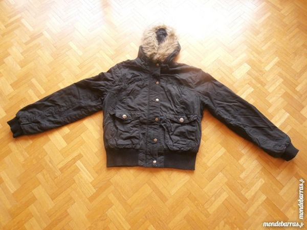 Blouson noir capuche  fourrure  (49) 15 Tours (37)