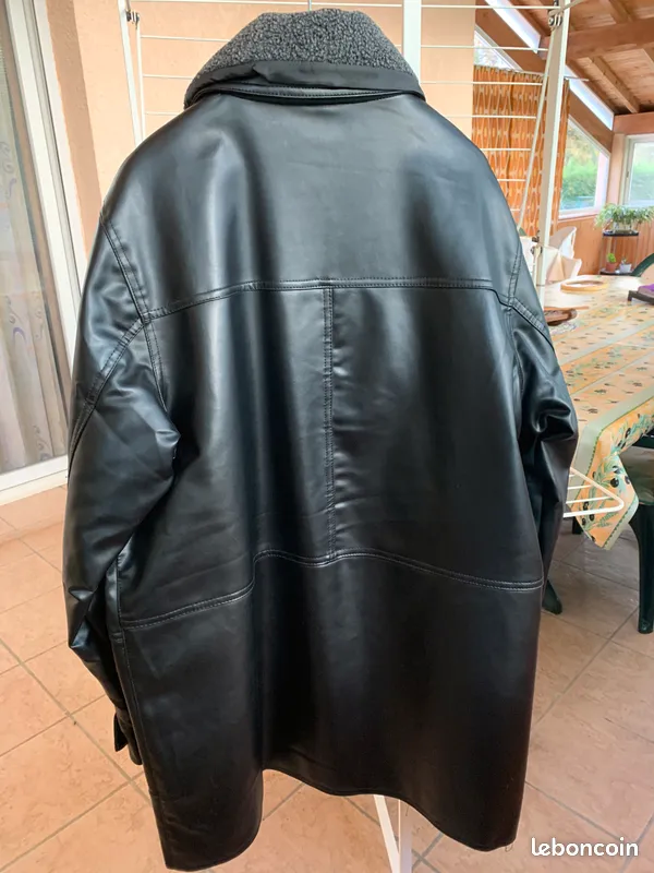 Blouson noir synth�tique 30 Saint-Lys (31)