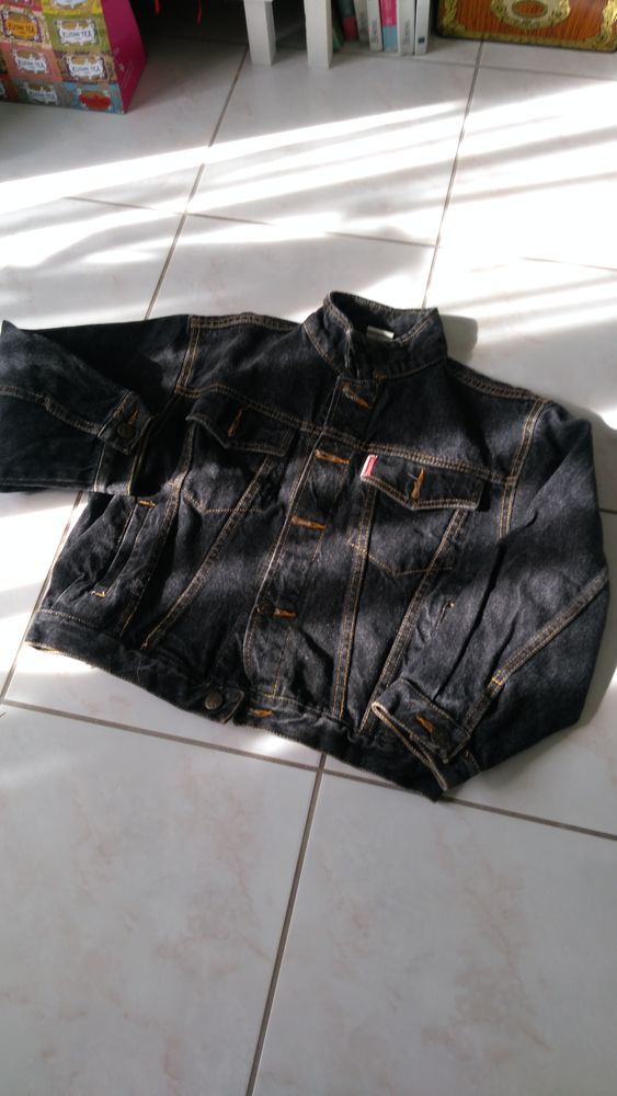Blouson  peu servi. En 10ans noir. 9 Louvern� (53)