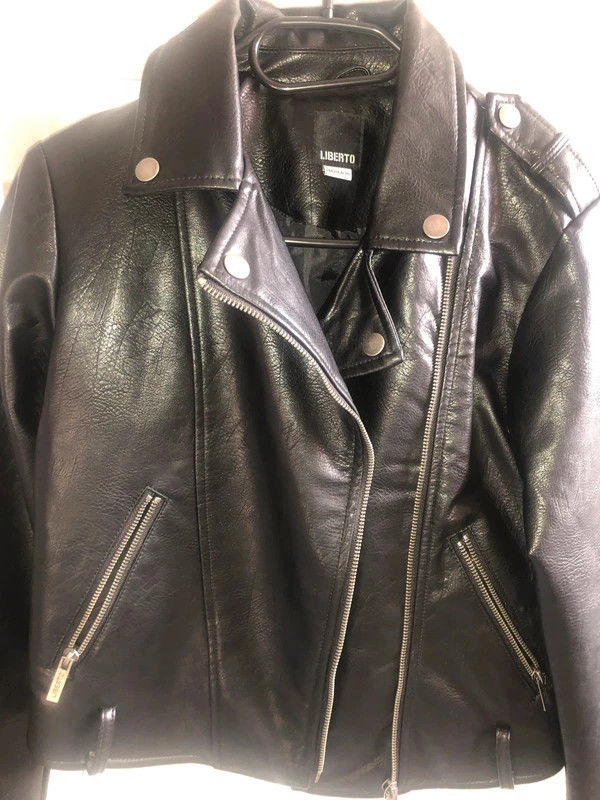 Blouson en similicuir Liberto 14 ans en tbe � 10 euros
10 Montr�al (32)