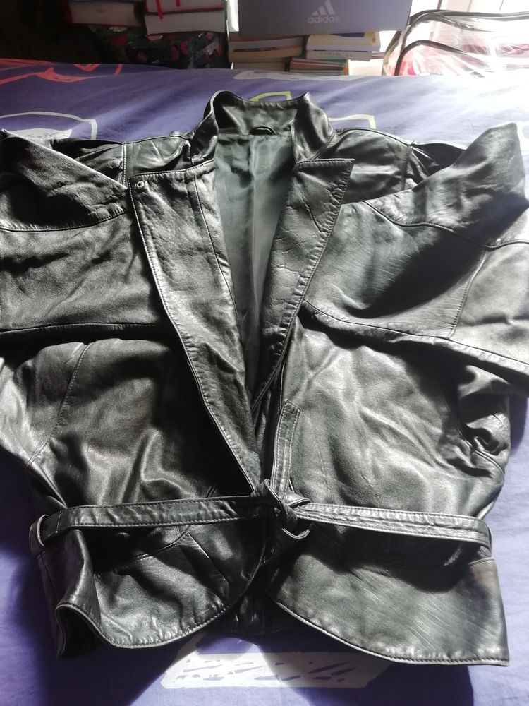 Blouson veste cuir crois�e T. 40 /42
25 Mulhouse (68)