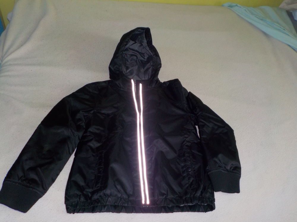 Blouson , T . 12 ans 10 Eu (76)